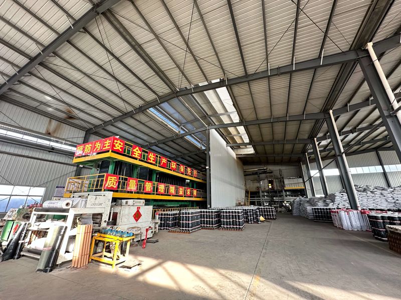 Weifang Zhongyuan Waterproof Material Co., Ltd. linea di produzione del fabbricante